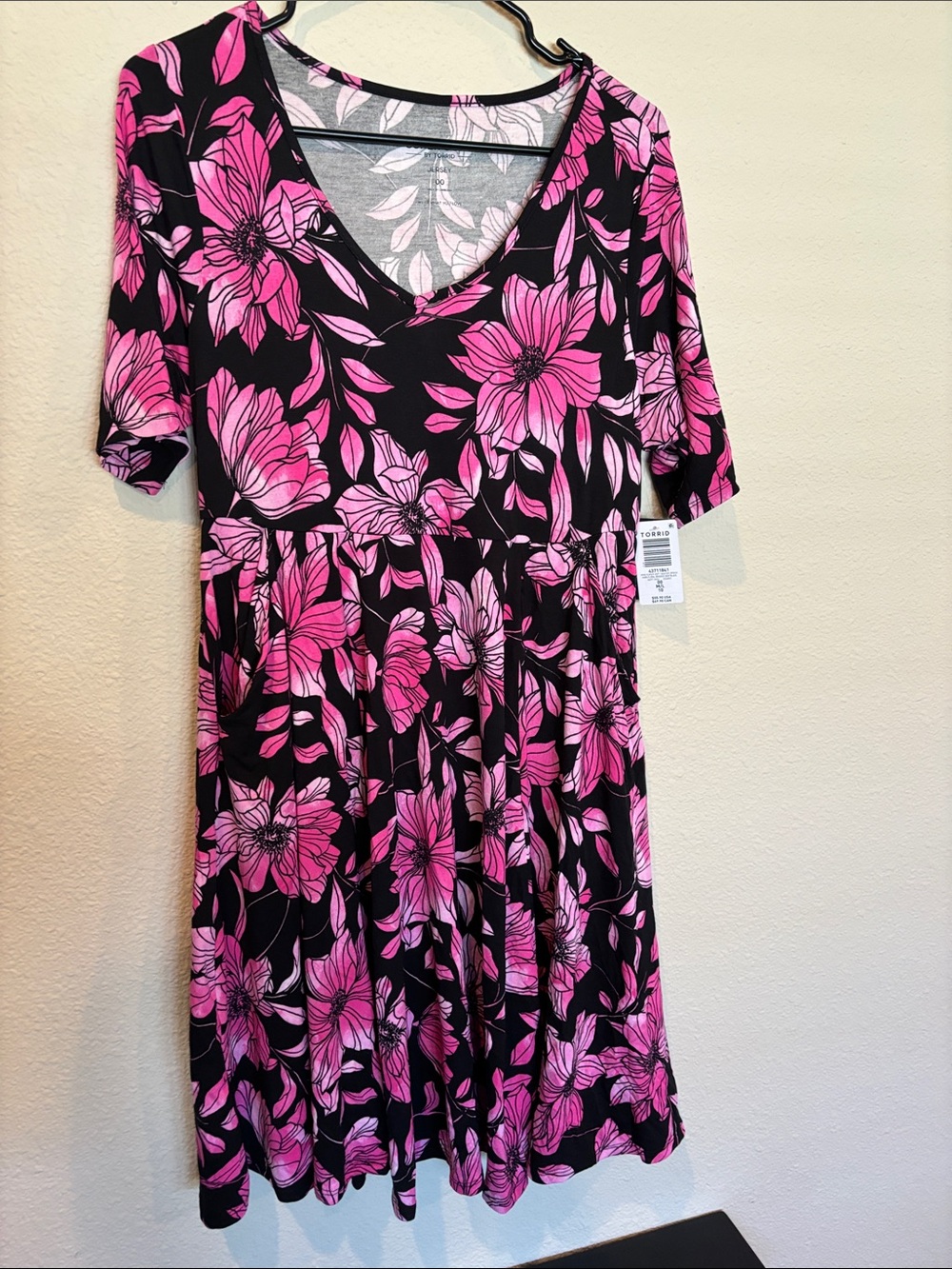 Torrid 00X NWT Black Dress with Bold Pink Floral Print